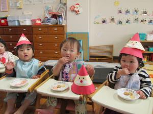 お部屋でおやつパーティーを楽しむ０歳児①