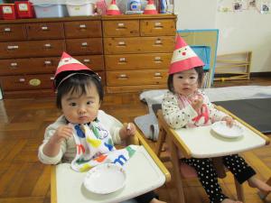 お部屋でおやつパーティーを楽しむ０歳児②