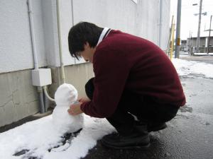 雪だるまにリボンをつけているところです。