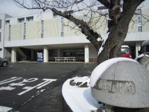 雪が積もりましたね。11時くらいの図書館の様子です。