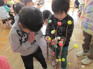 もちいの団子に願掛けする4歳児