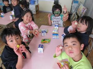 もちいの団子をいただく子ども達
