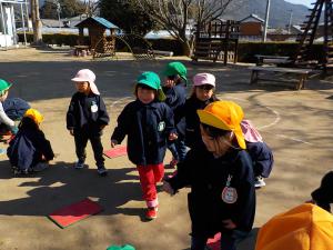 子どもたちが大判オセロ遊びをしています。