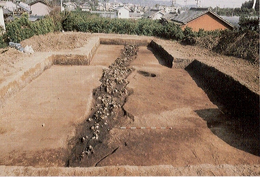 赤日子遺跡　環濠(かんごう)土器出土状況