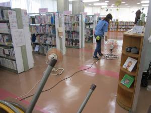 児童室清掃の様子です。ワックスがけ作業をしてぴかぴかです。
