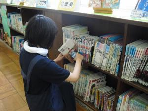 学校図書館蔵書点検の様子