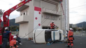 横転した車両から乗員を救出する訓練