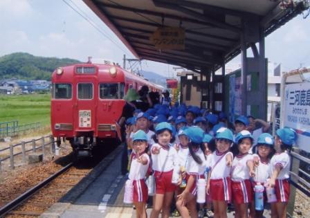 赤い電車と記念写真