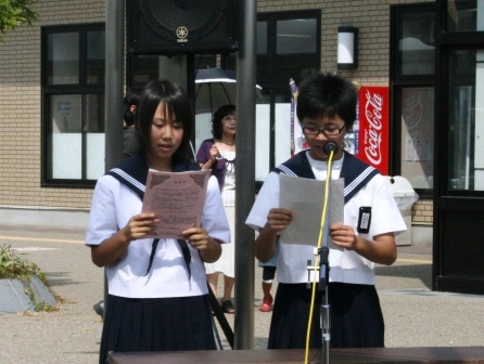 総合司会の中学生