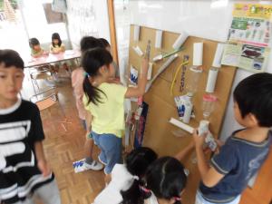子どもたちが廃材を使ってころころ迷路を作りました