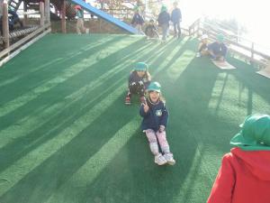 人工芝滑り台で遊ぶ子ども達