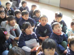 話を真剣に聞く５歳児