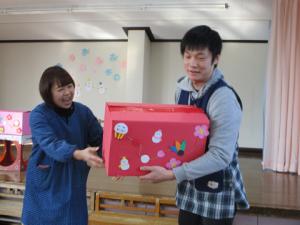 赤組のお年玉をもらているところ