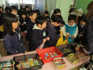 お店屋さんで買い物をする５歳児