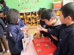 お店で買い物をしている3歳児