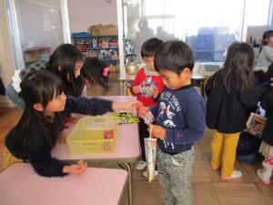 お店で買い物をしている４歳児