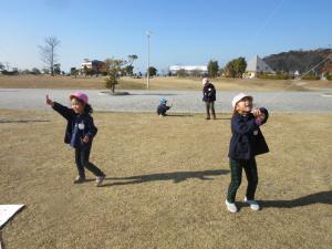 5歳児がたこあげをしているところ