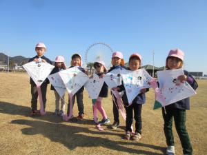 5歳児が凧をもっているところ