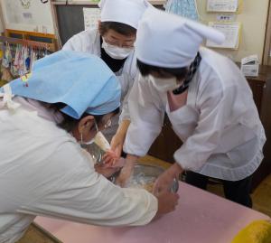 地域の方が油菓子の生地を作っていることろです