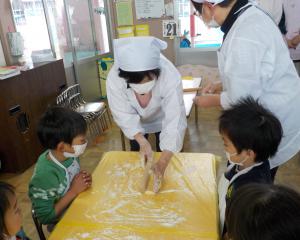 油菓子の生地を作っているところです