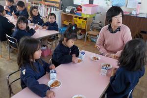 地域の方と一緒に油菓子を食べていることろです