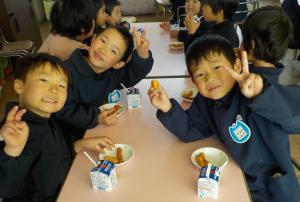 地域の方と油菓子を食べているところです