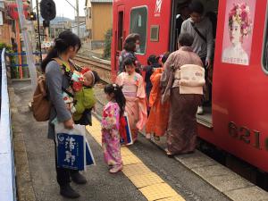 形原駅にて１