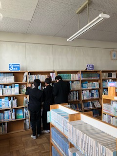 生徒が書架を見ている様子