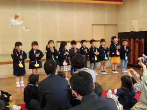 ５歳児が手遊びをしています