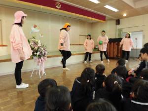 保育園は楽しいよの劇をしています