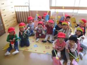 作ったこいのぼりを持って嬉しそうにしている３歳児