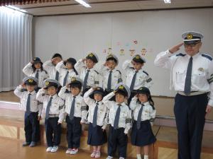 警察官と一緒に記念撮影をしているところ