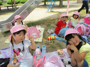 4歳児がお弁当を食べているところ