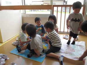 ３歳児が遠足ごっこしているところ