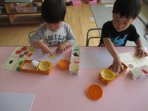 ３歳児のお弁当作りの様子