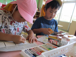 ４歳児がお弁当作りをしているところ