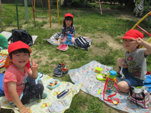 ３歳児が弁当を食べているところ