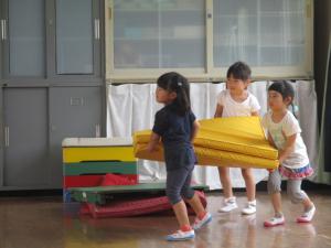 器具を運ぶ子の画像