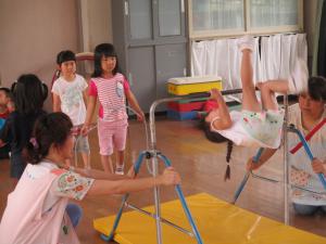 鉄棒をする子の画像