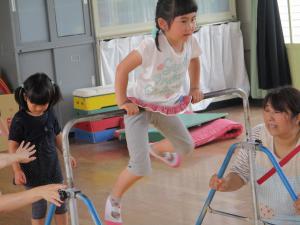 逆上がりをする子の画像