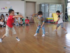 こまを回す子の画像