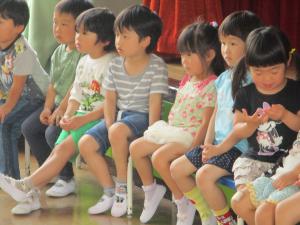 赤組の発表を見ている子の画像