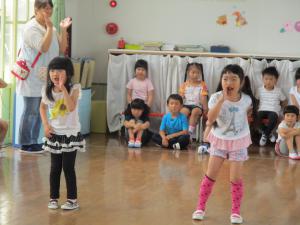 ダンスを踊っている子の画像