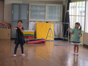踊っている子の画像