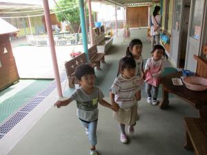 シール探しをする子の画像