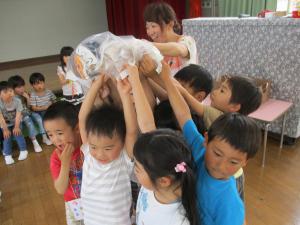 プレゼントをあげる子