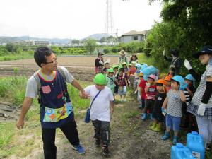 塩津保育園の子とさよならする画像