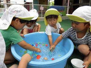 スーパーボールすくいをする子の画像