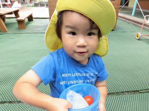金魚を見せる子の画像