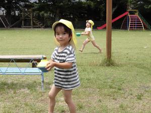 水を畑に運ぶ子の画像